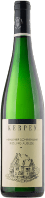 39,95 € Envío gratis | Vino blanco Weingut Kerpen Wehlener Sonnenuhr Auslese 1 Estrella Q.b.A. Mosel Mosel Alemania Riesling Botella 75 cl