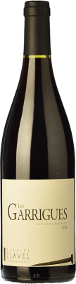 19,95 € 免费送货 | 红酒 Estelle & Pierre Clavel Les Garrigues 年轻的 I.G.P. Vin de Pays Languedoc 朗格多克 法国 Syrah, Grenache, Carignan 瓶子 75 cl