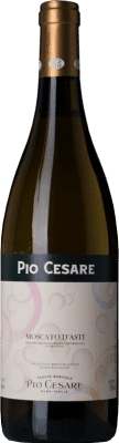 15,95 € Spedizione Gratuita | Vino dolce Pio Cesare D.O.C.G. Moscato d'Asti Piemonte Italia Moscato Bianco Bottiglia 75 cl