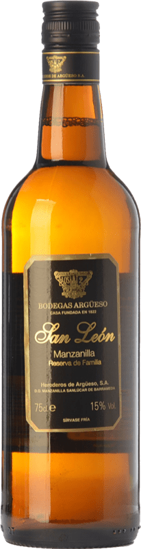 33,95 € 免费送货 | 强化酒 Argüeso San León Familiar 预订 D.O. Manzanilla-Sanlúcar de Barrameda 安达卢西亚 西班牙 Palomino Fino 瓶子 75 cl