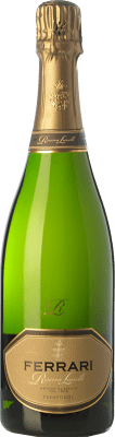84,95 € Бесплатная доставка | Белое игристое Ferrari Lunelli Экстра-Брут Резерв D.O.C. Trento Трентино Италия Chardonnay бутылка 75 cl