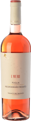 8,95 € Envio grátis | Vinho rosé Vigneti del Salento I Muri Rosato I.G.T. Puglia Puglia Itália Negroamaro Garrafa 75 cl