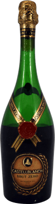 22,95 € Spedizione Gratuita | Vino bianco Castellblanch Zero Esemplare da Collezione 1970's Brut D.O. Cava Catalogna Spagna Bottiglia 75 cl
