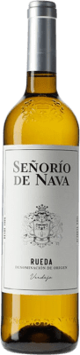 5,95 € 免费送货 | 白酒 Señorío de Nava 年轻的 D.O. Rueda 卡斯蒂利亚莱昂 西班牙 Macabeo, Verdejo 瓶子 75 cl