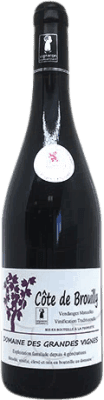 11,95 € Бесплатная доставка | Красное вино Domaine des Grandes Vignes Côte de Brouilly старения A.O.C. Bourgogne Франция Pinot Black, Gamay бутылка 75 cl