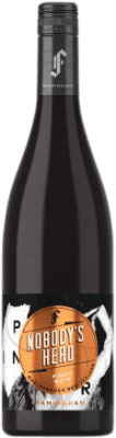 15,95 € Spedizione Gratuita | Vino rosso Framingham Nobody's Hero Giovane I.G. Marlborough Marlborough Nuova Zelanda Pinot Nero Bottiglia 75 cl