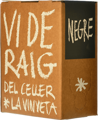 19,95 € Бесплатная доставка | Красное вино La Vinyeta Vi de Raig Negre D.O. Empordà Каталония Испания Carignan Bag in Box 3 L