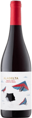 7,95 € 免费送货 | 红酒 Joan Sarda Aladelta 年轻的 D.O. Penedès 加泰罗尼亚 西班牙 Merlot, Syrah, Grenache Tintorera 瓶子 75 cl